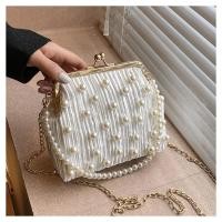 ราคา กระเป๋าสะพายไหล่ แต่งสายโซ่คล้อง กระเป๋าออกงาน กระเป๋าคลัช กระเป๋าถือผู้หญิง ผ้าพีชแต่งมุก (18878465753)