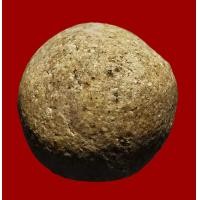 ราคา ลูกอมเนื้อผสมผงหลวงพ่อแก้ววัดเครือวัลย์ หลวงปู่เฮี้ยง วัดอรัญญิกาวาส วัดป่า จ ชลบุรี จัดสร้างประมาณปี 2490 เม็ดนี้เนื้อจัดมาก จัดเป็นยุคแรกของท่าน ขนาดประมาณ 13 mm (20671417779)