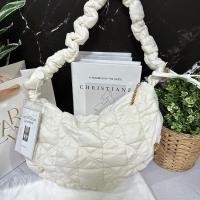 ราคา กระเป๋าสะพายข้าง carlyn cozy m ล้อตปรับใหม่ล่าสุด c001 (21031501026)