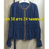 ราคา L15 เสื้อเชิ้ตคอกลมแขนยาว ปลายแขนระบายจั๊มยางยืดสีกรมเข้มลายริ้วช่วงคอ สี น้ำตาล เป็นเสื้อตัวยาว มีจั๊ม ช่วงเอว ผ้าคอตตอนบาง งานสวยใหม่มาก (21299506039)