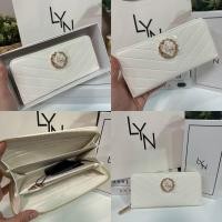 ราคา SALE ถูกสุด LYN กระเป๋าสตางค์ใบยาว ขนาด7 5 นิ้ว ซิปรูดรอบด้าน สวยมาก ใช้งานง่าย ช่องเก็บบัตรเยอะ (19522523625)