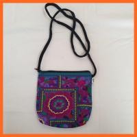 ราคา กระเป๋าใส่โทรศัพท์มือถือใส่เหรียญใส่ขอใช้ส่วนตัวเก็บเทำจากผ้าปักม้ง สีสันสวยงามกระเป๋าสะพายเหมาะสมทุกวัยทุกโอกาสสไตส์ชาวเขา (5003778499)