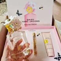 ราคา พร้อมส่งของแท้ น้ำหอมแท้ น้ำหอมมาคจาคอป Marc Jacobs Daisy Eau So Fresh EDT Gift Set 3 Pcs (20557496710)