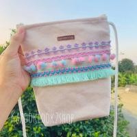 ราคา กระเป๋าสะพายข้าง ผ้าดิบ มินิมอล แต่งพู่ กระเป๋าผ้า มินิมอลผ้าดิบ แต่งปอมๆ แต่งพู่ (7467324704)