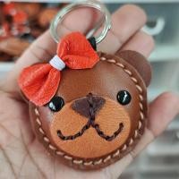 ราคา พวงกุญแจหนังแท้ หมีผูกโบว์ ใช้ห้อยกุญแจรถยนต์ พวงกุญแจตุ๊กตา พวงกุญแจ diy น่ารัก เหมาะสำหรับเป็นของชำร่วย (15314892501)