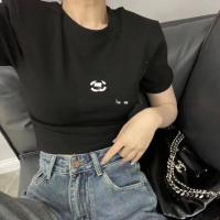 ราคา เสื้อยืดเข้ารูปปักลายตัวอักษรสำหรับผู้หญิงคอกลมเข้ารูปสั้นอเนกประสงค์เสื้อแขนสั้นรัดรูปเข้ารูป (19841942922)