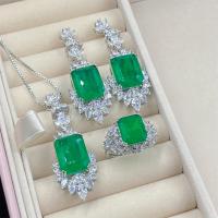 ราคา เซ็ทสร้อยคอแหวนต่างหูเงินชุบทองคำขาวประดับพลอยมรกตแท้ล้อมพลอยเพทายขาว (19477069915)