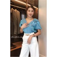 ราคา เสื้อ BOWWI DIORY TOP เสื้อโบว์ไหล่ ผ้าแก้วเงา เนื้อสวยใส่สบายเย็นกาย เงาวาวบนเนื้อผ้าสวยงาม คอวี แขนตุ๊กตาแต่งโบว์หัวไหล่ สีพาสเทล (19267917028)