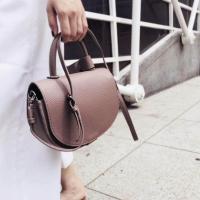 ราคา Semi Circle crossbody bag กระเป๋าสะพายหนังเทียม สีกะปิ THEOREM (731172463)