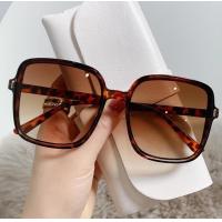 ราคา แว่นตากันแดด สวยงาม สําหรับผู้หญิง และผู้ชาย ใหม่ แว่นกันแดดทรงเหลี่ยม แว่นกันแดดไล่โทนสี สุภาพสตรี เทรนด์ การป้องกันรังสียูวี แว่นกันแดดย้อนยุค แว่นกันแดดผู้หญิง แว่นกันแดดผู้ชาย แว่นกันแดดสีชา แว่นต