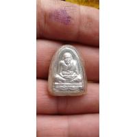ราคา หลวงปู่ทวดเนื้อเงิน รุ่นหลังลายเซ็นอาจารย์นอง ปี 2535 (21113829152)
