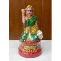 ราคา นางกวัก เนื้อเรซิ่น ขนาดเส้นผ่านศูนย์กลางฐาน 12ซม สูง 22ซม น้ำหนัก 550 กรัม เหมาะแก่การตั้งบูชา สำหรับหิ้งพระที่มีขนาดเล็ก หรือมีพื้นที่จำกัด บูชาให้แม่นางกวักช่วยกวักเงิน กวักทอง กวักลูกค้า กวักโชคลา