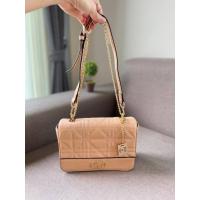 ราคา กระเป๋า LYN สะพายข้าง โลโก้ 9 นิ้ว crossbody ได้ (11720829056)