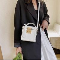 ราคา ส่งฟรี Croco Box BAG กระเป๋าทรงกล่องถือ ปั้มลายสุดเก๋ กระเป๋าสะพาย กระเป๋าถือ กระเป๋าสะพายข้าง กระเป๋าแฟชั่น ใช้ได้ทุกวัน ทรงสวย เกาหลี (9656132998)