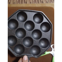 ราคา เตาทาโกะยากิ เตาทำขนมครก กระทะขนมครก ไข่นกกระทา กระทะทาโกะยากิ เบ้าขนมครก กระทะเหล็กหล่อสีดำ 12 หลุม พื้นผิวมัน ทำความสะอาดง่าย ทำจากวัสดุเหล็กหล่ออย่างดี มีด้ามจับ ช่วยป้องกันความร้อน แข็งแรงมาก ทนทา
