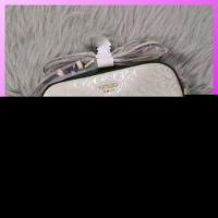 ราคา Guess กระเป๋าคอสบอดี้สายหนังทรงกล่อง (21097656815)