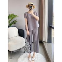 ราคา Issey Miyake 2023 เสื้อผู้หญิงไซส์ใหญ่แบบพับได้แบบมิยาเกะเสื้อทีเชิ้ตคอกลมทรงหลวมปกปิดเนื้อดูผอมกางเกงขาตรงผ้าเดรปสูทสองชิ้น (20056984810)