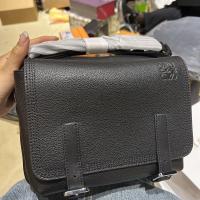 ราคา LOEWE Laurence กระเป๋าสะพายไหล่ไหล่เอียงหนังผู้หญิงและผู้ชายกระเป๋าหิ้วกระเป๋าเอกสารกระเป๋าทรงขนมปังใบเล็กสีกลาง (20370220129)