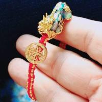 ราคา สร้อยข้อมือ ปีเซี๊ยะ เปลี่ยนสีได้ ด้ายแดง เหรียญทองจักรภัทรมงคล4ทิศ เงินไหลมาเทมา ปรับระดับ14 21ซม (462066187)