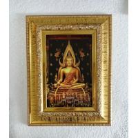 ราคา ภาพมงคลเคารพบูชาพระพุทธชินราชใส่กรอบทองภาพเคลือบฟีล์มลามิเนตอย่างดีกันน้ำกันฝุ่นหล่นไม่แตก ขนาดรวมกรอบนิ้ว7X9 นิ้ว สามารถแขวนได้ และมีขาตั้งได้ (15282810915)