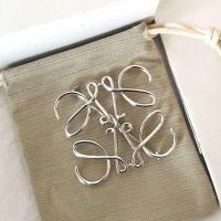 ราคา ต้นฉบับ Spanish Loewe stone brooch European and American personality simple square hollow high end suit accessories luxury temperament women 2022 new trendy LO brooch (19616204696)
