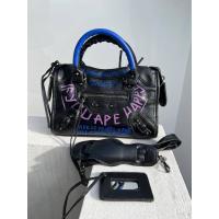 ราคา ส่งฟรี บาเลนเซียก้า บาลอง BL GRAFFITI BAG 11 กระเป๋าสะพายข้าง กระเป๋าถือ แฟชั่น ขายดี พร้อมส่ง เกรดพรีเมียม สวยออกงาน งานเนียบ ใช้ได้ทุกวัน (15604397451)