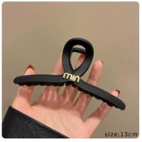 ราคา อุปกรณ์ผมปิ่นสวมศีรษะคลิปฉลามฝ้าสีดำขนาดใหญ่คลิปหนีบผมขนาด13ซม (18320889171)