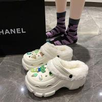 ราคา รองเท้าคร็อคส์บุขนกำมะหยี่สำหรับผู้หญิงรองเท้าแตะผ้าฝ้ายบุขนถอดออกได้ให้ความอบอุ่นเพิ่มความสูงพื้นหนาแบบใหม่ฤดูหนาวปี2023 (20692199781)