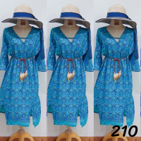 ราคา พร้อมส่ง ชุดเดรสผู้หญิง เดรสสาวผอมสาวอวบ สไตล์โบฮีเมี่ยน เดรสกระโปรงผ่าข้าง คอวีแขนกระดิ่งมีเชือกขนนกให้ผูกเอว พร้อมส่ง 210 (19944515714)