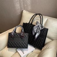 ราคา Commuter large capacity bag 2023 autumn and winter new womens bag fashion retro shoulder bag popular high end sense tote bag QYUE (19772969662)