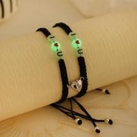 ราคา สร้อยข้อมือประดับตัวอักษรแฟชั่นหัวเข็มขัดคู่เรืองแสง2ชิ้น เซ็ตกำไลข้อมือคู่รักใจถึงใจเรืองแสง (21126013569)