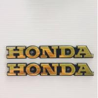 ราคา โลโก้ตัวหนังสือ HONDA ตัวอักษรนูน มี 2 สี ตัวอักษรสีเงินพื้นดำ ตัวอักษรสีทองพื้นดำ ขนาด 2 5 x 16 cm ระยะห่างรูน็อต 6 5 cm ขายเป็นคู่ (10257589918)