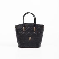 ราคา Playboy กระเป๋าสะพายผู้หญิง ลิขสิทธิ์แท้รุ่น ST B234PB549 ดีไซน์เย็บนวมทรงตะกร้าเล็กปักอักษร Logo มี 2 สี สีดำและสีขาว (21310428044)