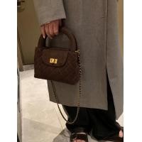 ราคา กระเป๋าผู้หญิงแบบถือหนังแท้สไตล์ชาแนลแบบใหม่ปี2023ที่นิยมในโลกออนไลน์กระเป๋าสายโซ่ลายตารางสะพายไหล่สะพายข้างกระเป๋าทรงสี่เหลี่ยมใบเล็กหนังวัว (21151791840)