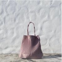 ราคา กระเป๋าพลีท รุ่น CLASSIC PLEATS TOTEBAG สี coco (20888691642)
