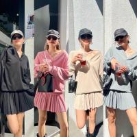ราคา Pleated oversized set 520 ฟรีส่ง set 2 pcs เสื้อสเวตเตอร์คอวีแขนยาว ทรงโอเวอร์ไซร์ จะใส่เป็นปาดไหล่ก็ได้ มาพร้อมกระโปรงตัวสั้น จีบรอบตัว มีซับในกางเกง เนื้อผ้าหนานุ่ม คุณภาพดี โทนสีเบสิคน่ารัก รุ่นนี้