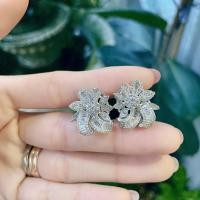 ราคา Titapa jewelryต่างหูเพชรเทปเปอร์ตรงกลางฝังเพชรกระจุกกลีบใบทรงมาคีเพชรเด่นน้ำขาวใสสวยงานปราณีตละเอียดมากเพชรคัดเหลี่ยม H Aทุกเม็ดน้ำ100เพชรสวยเล่นไฟระยิบระยับทุกเม็ดตัวเรือนมีน้ำหนักแข็งแรงใส่ได้ทุกวัน