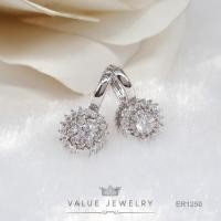 ราคา ต่างหูแบบห่วง ฝังคริสตัลเพชรกลม Round Brilliant Shape ลายดอกไม้ Flower ขนาดพอเหมาะ ตุ้มหู เครื่องประดับ ER1250 ValueJewelry (688784035)