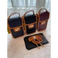 ราคา กระเป๋าใสมือถือ Forever young ทรงตั้ง มาพร้อมสายสะพายหนังและถุงผ้างานแท้แน่นอน กระเป๋าสะพายผญ กระเป่าแฟชัน กระเป๋าราคาถูก (4728930369)