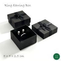 ราคา กล่องแหวน กล่องใส่ต่างหู กล่องจั่วปัง กล่องใส่เครื่องประดับ ใส่ แหวนทอง แหวนเพชร กล่องของขวัญใส่แหวน เพิ่มความประทับใจ สีดำ 5x5x2 5cm (17026311787)