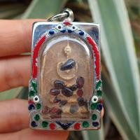 ราคา จี้ จี้พระ สมเด็จเบญจรงค์ พระสมเด็จวังหน้าฝังอัญมณี พลอยเหล็กไหล พร้อมกรอบสแตนเลสลงยา (18465270863)