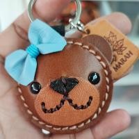 ราคา พวงกุญแจหนังแท้ หมีผูกโบว์ ใช้ห้อยกุญแจรถยนต์ พวงกุญแจตุ๊กตา พวงกุญแจ diy น่ารัก เหมาะสำหรับเป็นของชำร่วย (15314892500)