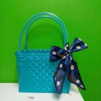 ราคา กระเป๋าสานพลาสติก ตะกร้าสานเส้นพลาสติกฟรุ้งฟริ้ง ผ้าผูก กระเป๋าแฮนแมดราคาส่ง (19910040705)