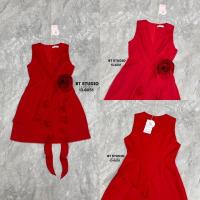 ราคา BT studio เดรสสั้นแขนกุดคอป้ายจับจีบช่วงอกแต่งดอกกุหลาบปล่อยชายห้อยด้านข้างยาวพริ้ว ๆ (21044311099)