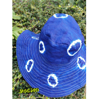 ราคา หมวกย้อมครามปีกกว้าง มัดย้อม ลายวงกลม (7838418332)