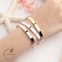 ราคา พร้อมส่ง กำไลคาเทียร์รุ่นฝังเพชร กำไลแฟชั่นสแตนเลสแท้ ตัวเรือนเงา แบบบาง ไม่ลอกไม่ดำ เกรดพรีเมี่ยม รุ่นบาง (15747700222)