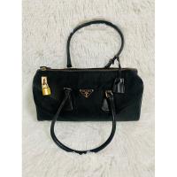 ราคา กระเป๋าPrada สีดำ มีที่ล็อคกุญแจ มือสองสภาพใหม่ (20842622500)