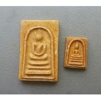 ราคา พระผงเกาะลอยพระสมเด็จพิมพ์ใหญ่และเล็ก หลวงปู่ทิม วัดละหารไร่ ปลุกเสกและคณาจารย์หลายองค์รวมปลุกเสก ปี 2514 สภาพสวย (14027477022)