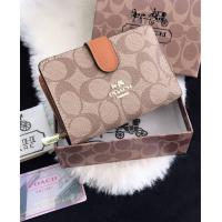 ราคา กระเป๋าสตางต์ coach งานเข้าใหม่สวยๆจ้า ขนาด6นิ้ว หนังpu ลายเกรดท้อป เป็นกระเป๋าสตางค์สองพับ ขนาดใบกลาง พอดีมือกระทัดรัดน่าใช้ (12390851715)