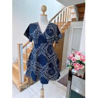 ราคา เดรสลายโบฮีเมียน หรือลายผ้าเช็ดหน้า ทรงคอวี ไขว้อก แขนสั้น ต่อกระโปรงสองชั้น (20492825855)